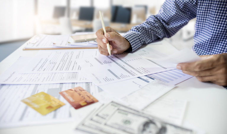 a man use credit card and paying